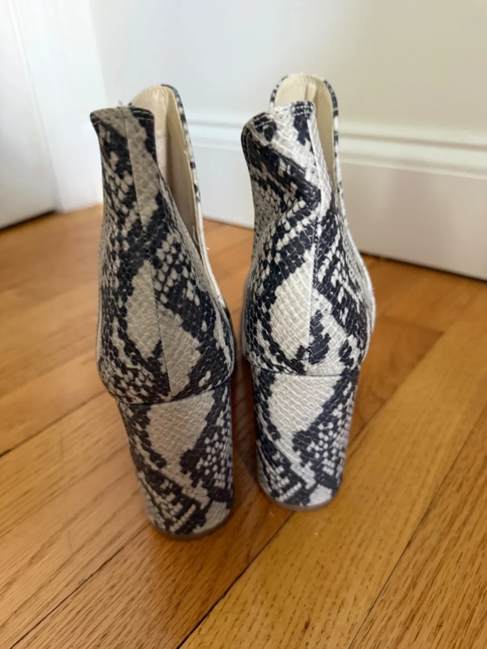 Steve Madden Boots Women's 10 M Rookie Bootie White Snakeskin Pull On Ankle Top